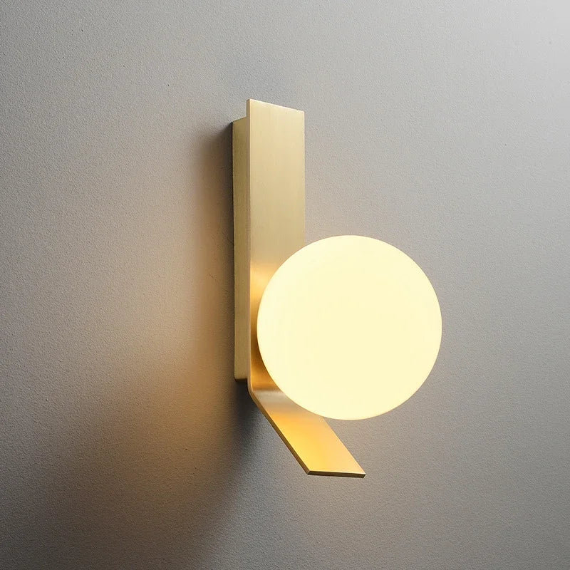 OpulentAura - Wandleuchte mit goldener Glaskugel