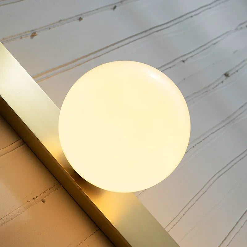 OpulentAura - Wandleuchte mit goldener Glaskugel