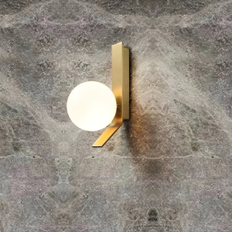 OpulentAura - Wandleuchte mit goldener Glaskugel