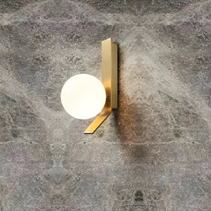 OpulentAura - Wandleuchte mit goldener Glaskugel
