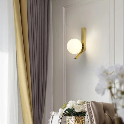 OpulentAura - Wandleuchte mit goldener Glaskugel