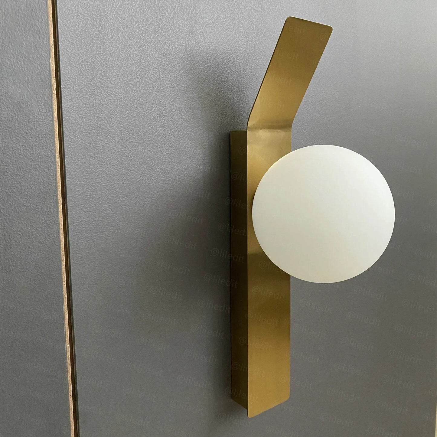 OpulentAura - Wandleuchte mit goldener Glaskugel